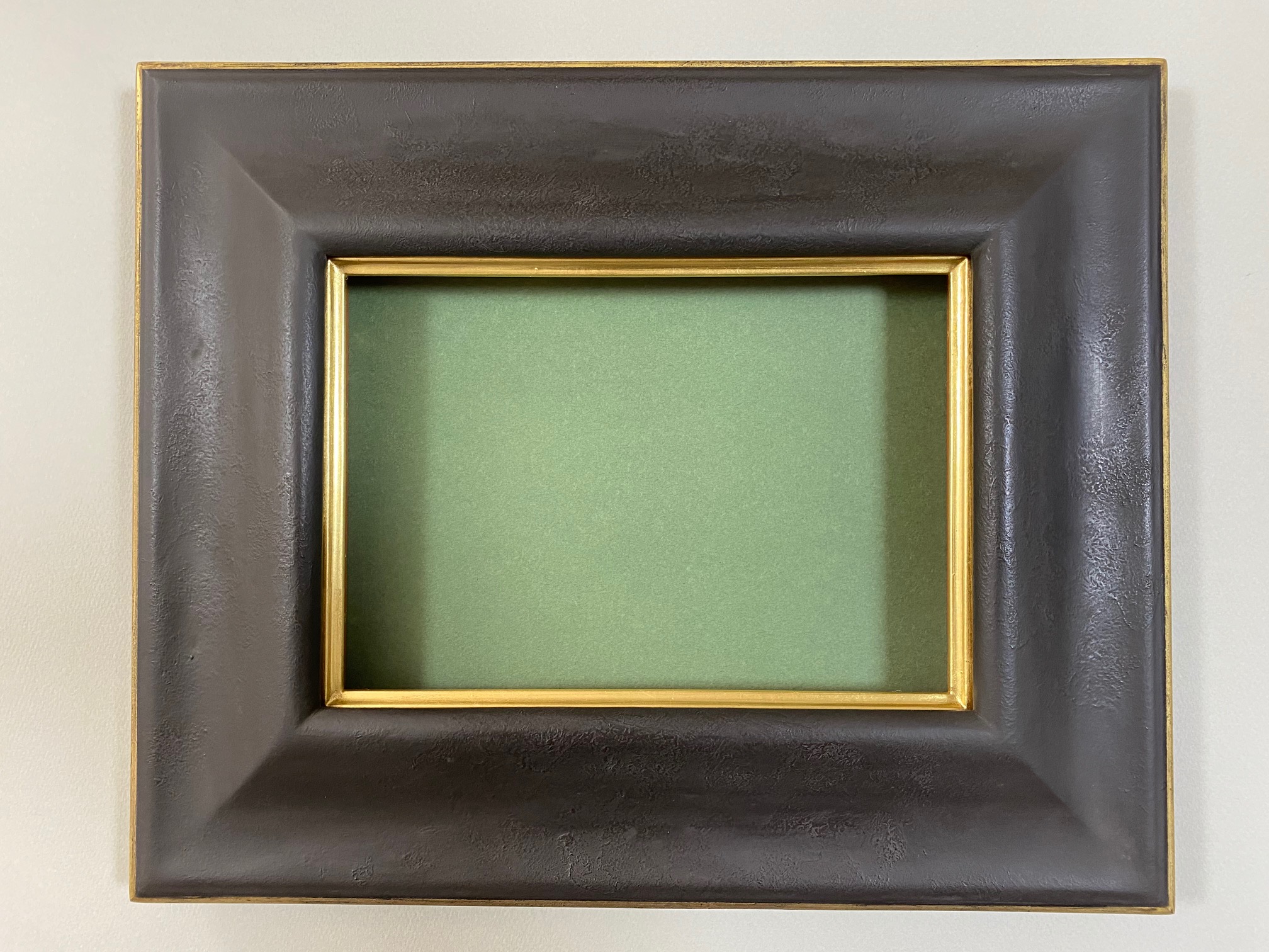 こげ茶ウォール仕上げ外金ライン仕上げ｜油絵用こげ茶に独特の風合いをつけ、外側に流れた優しい形状は大変合わせやすい額です。