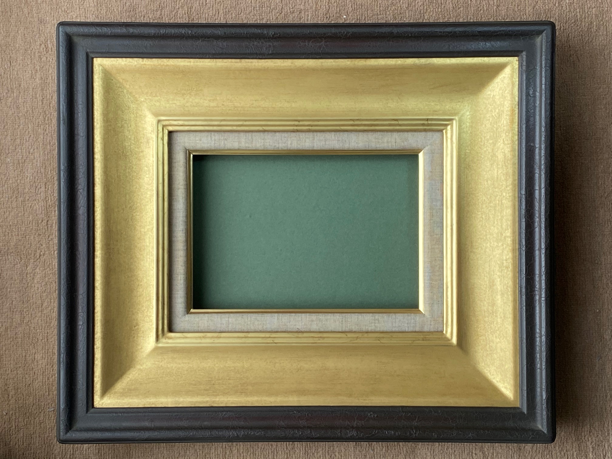 こげ茶内金アール型仕上げ｜金箔の額に外にさらにこげ茶の枠を加えて、マットも合わせると約12センチの幅のある重厚感のある額です。