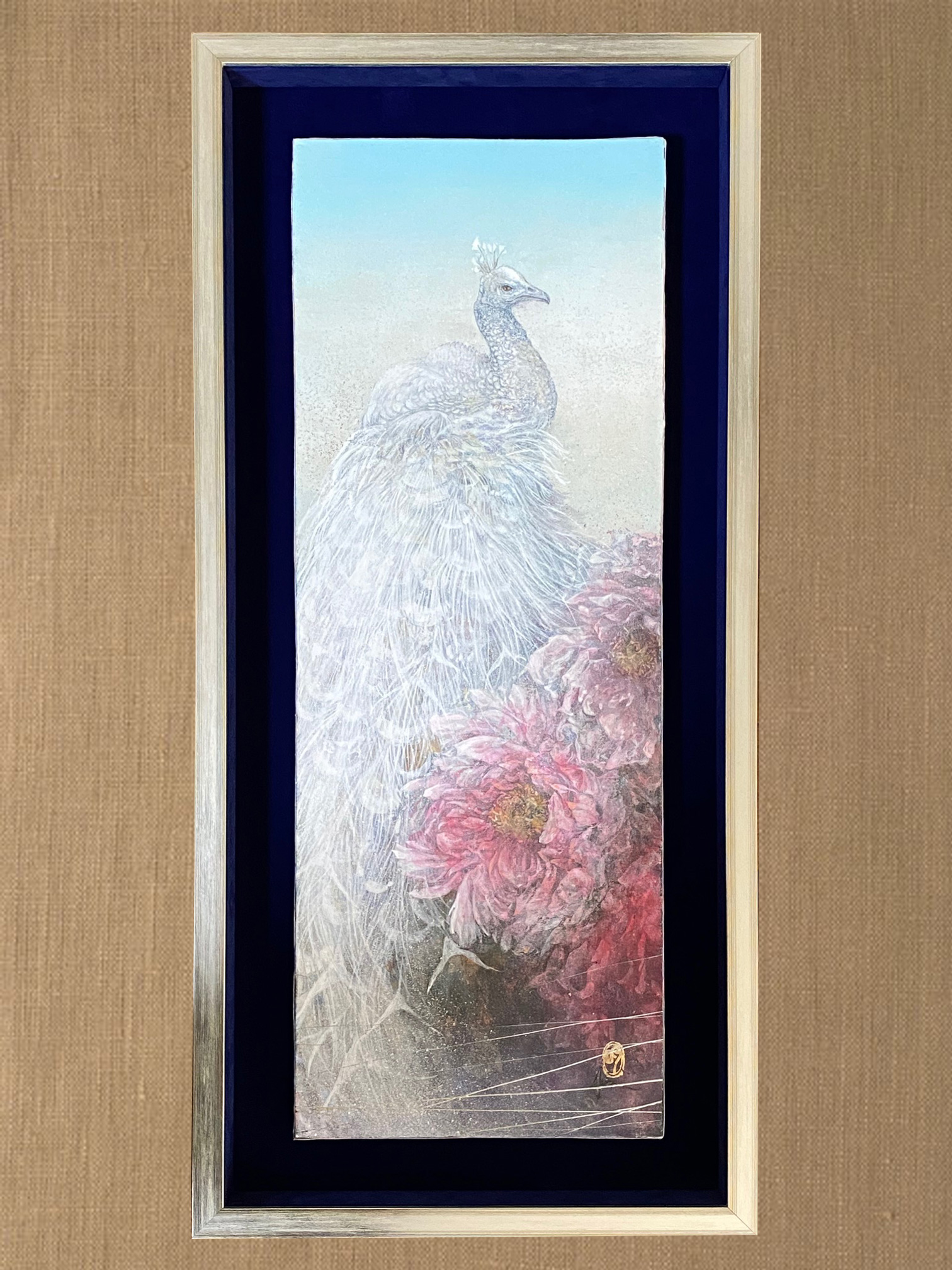 銀箔箱型額(青木秀明先生)｜銀箔ボックス額(箱額)バックは紺のスェード。日本画をシンプルでスタイリッシュな額装にしました。白孔雀と花が縦長に描かれた独特の構図は未来の日本画を担う青木秀明先生の作品です。