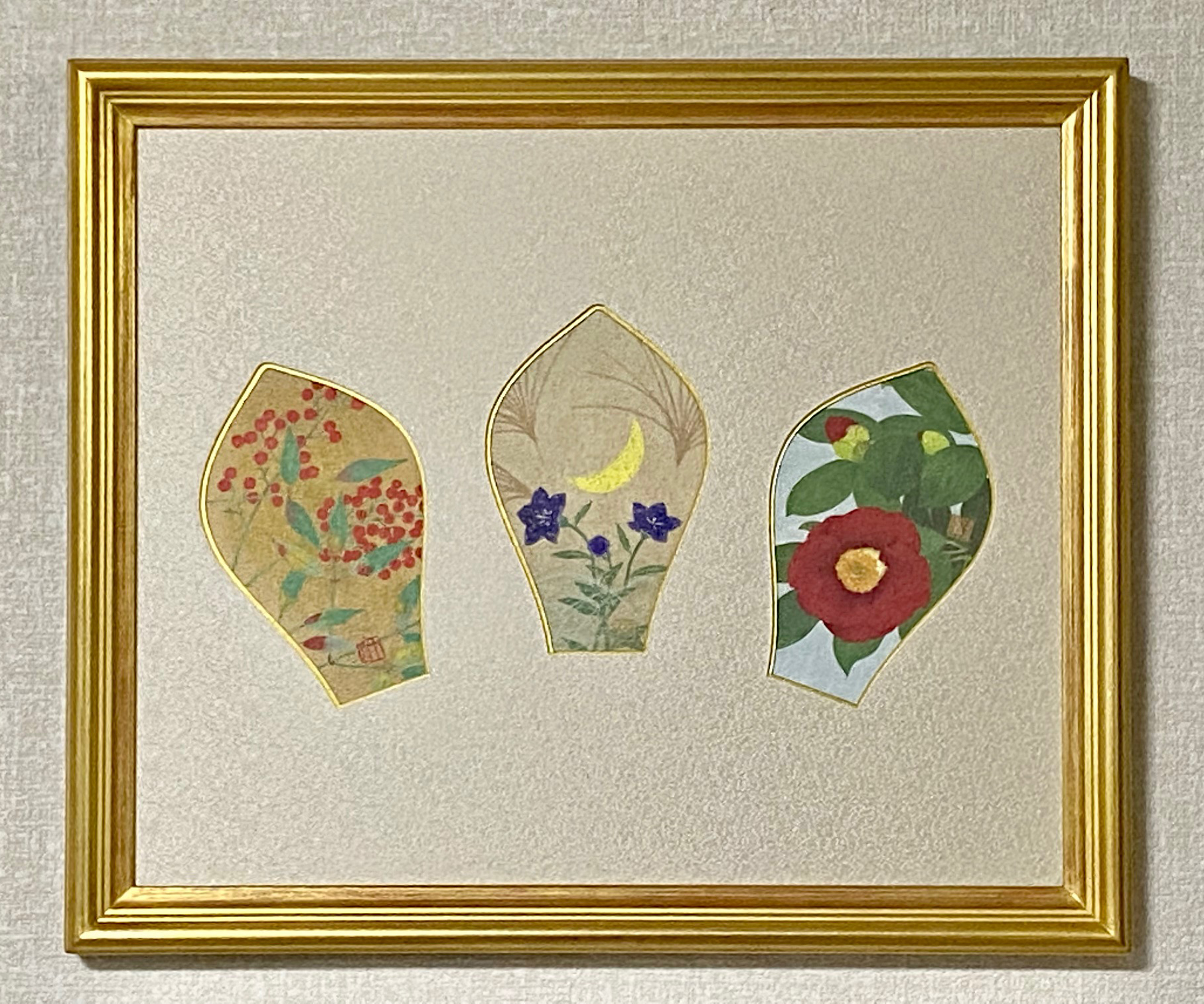 木製オリジナルフレームの中にサンゴと魚をモチーフにしたアクリル画