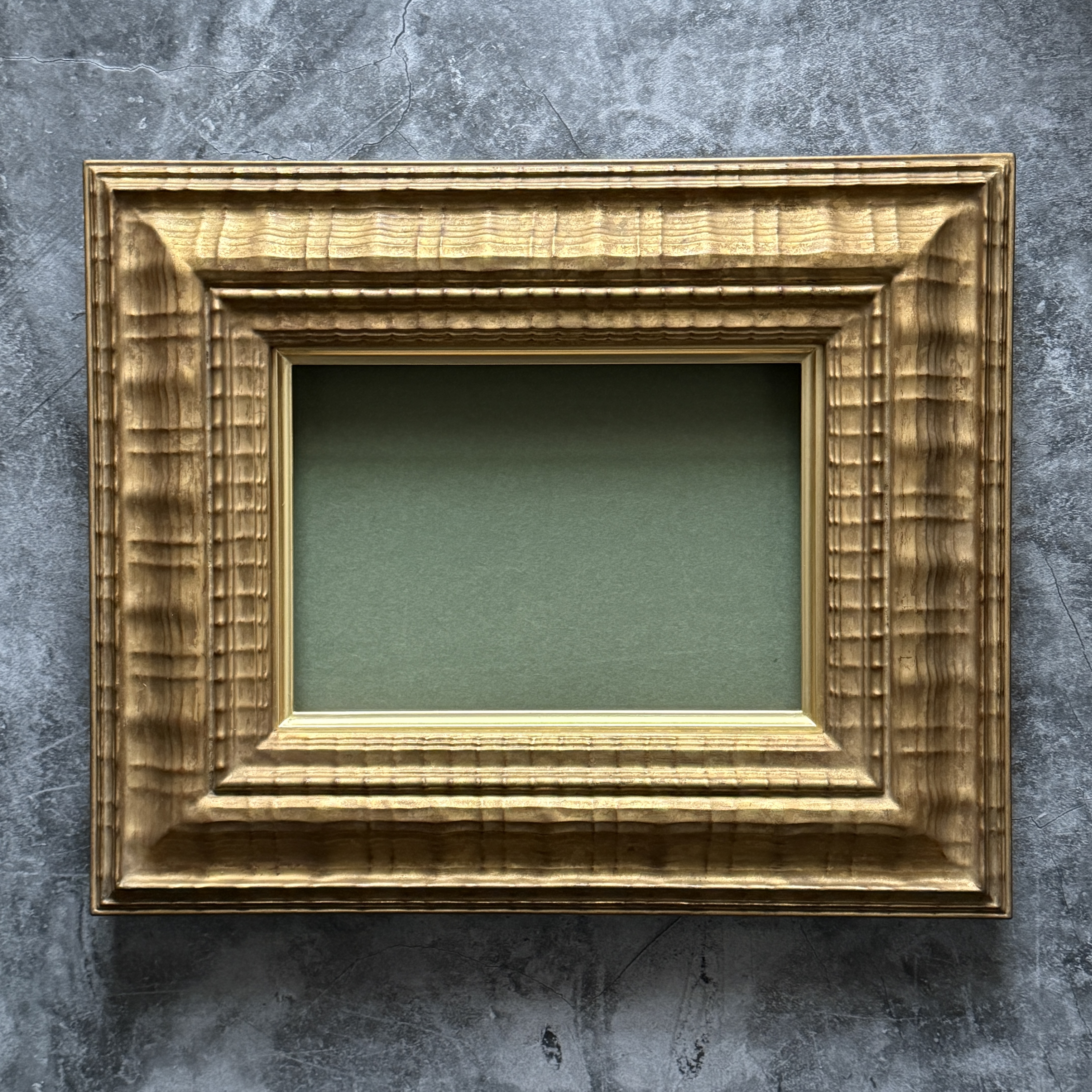 オランダ絵画の額に使われていたものをイメージしてあえて渋いゴールドに仕上げました逸品額です。【サイズ】全体サイズ: W386mm×H316mm額装キャンバスサイズ: サムホール(W158mm×H227mm) 