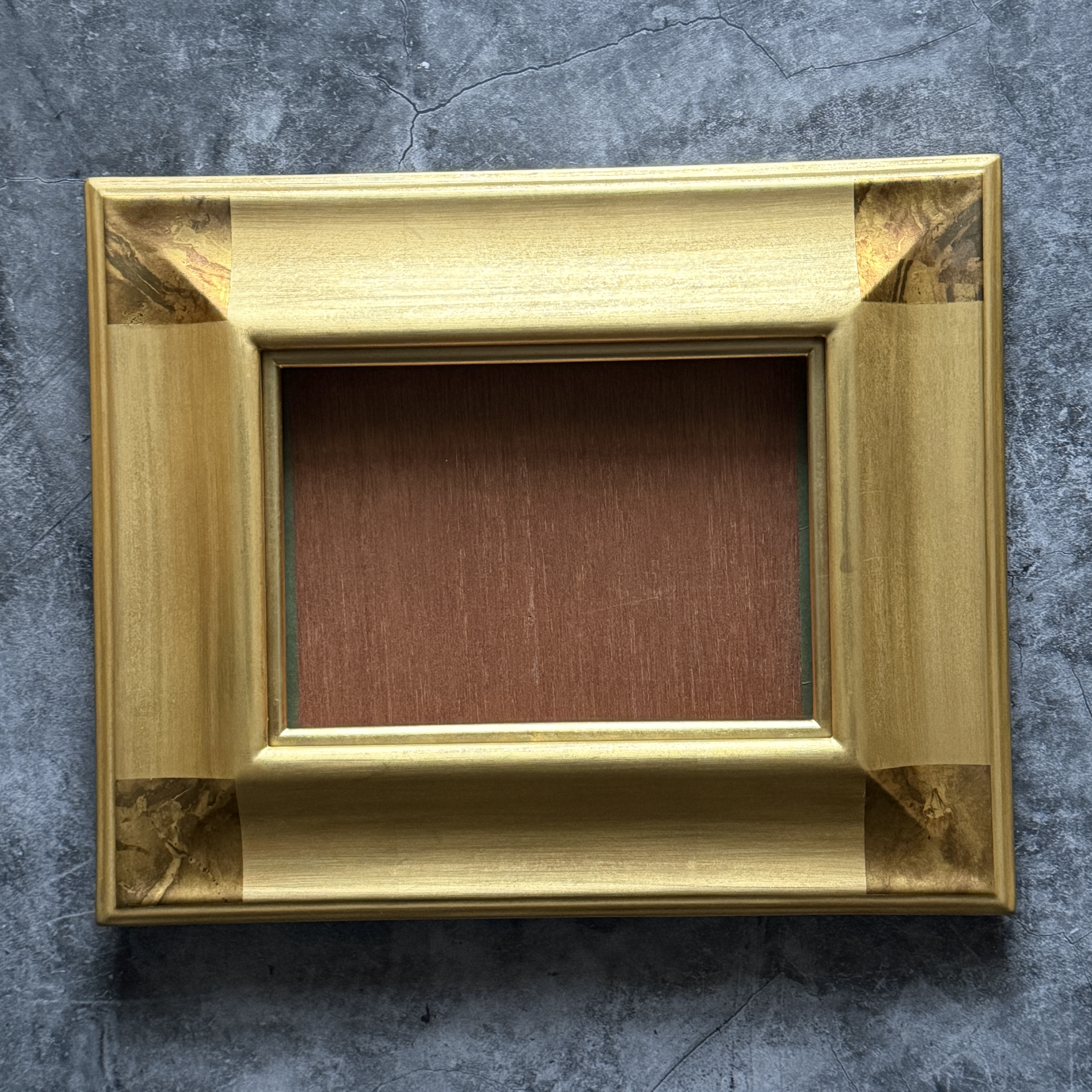 金箔を貼った額にさらに今大変希少な模様箔で仕上げた逸品です。【サイズ】全体サイズ: W384mm×H315mm額装キャンバスサイズ: サムホール(W158mm×H227mm) 